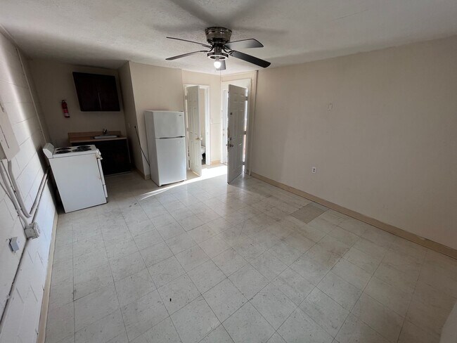 Primary Photo - Studio Apt with Monthly and Weekly Rates! ...
