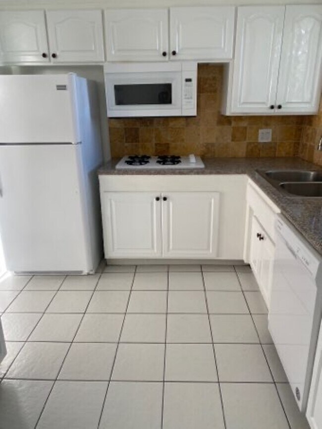 Building Photo - 454 S Oakhurst Dr