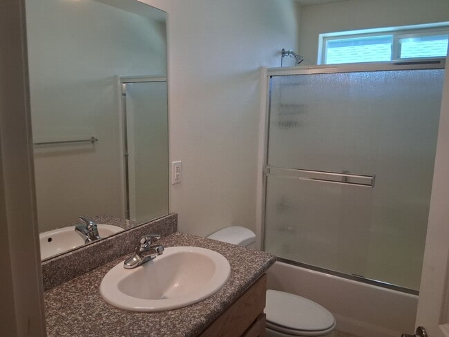 Building Photo - Cute, clean 2 bedroom upstairs apartment with patio.