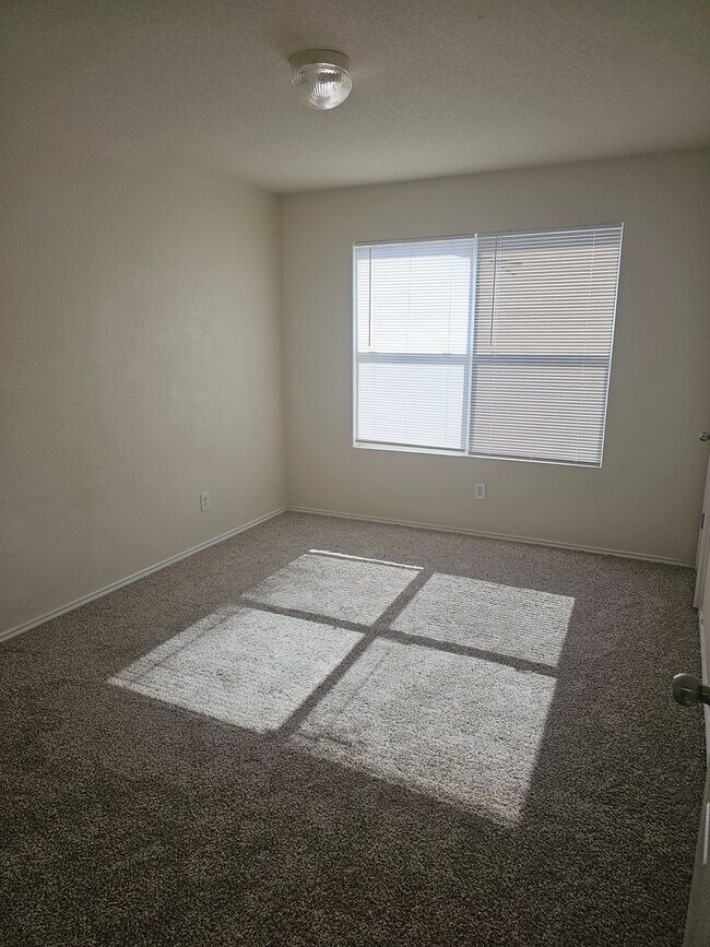 Building Photo - Huge House in a great area