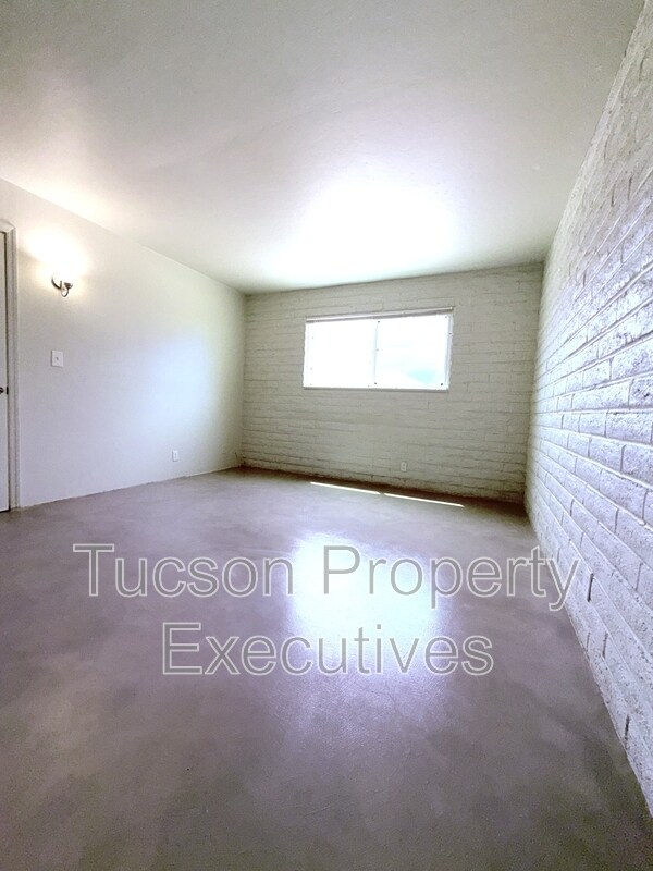 Building Photo - 319 E Blacklidge Dr