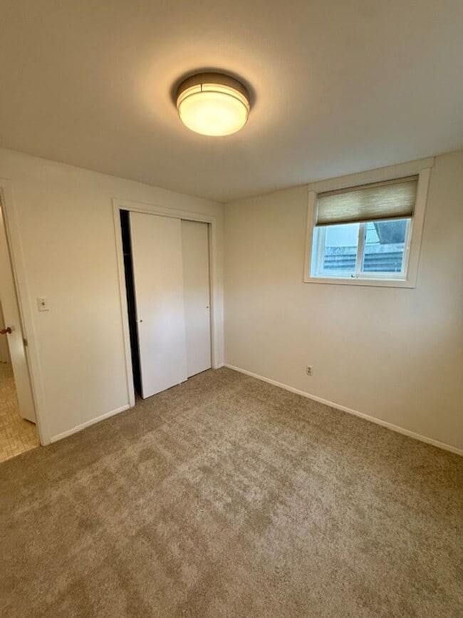 Building Photo - 2 Bedroom 1 Bathroom Apartment