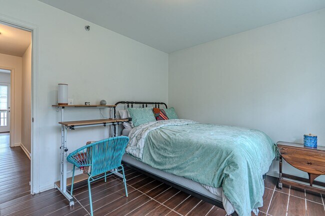 Building Photo - 2305 S Greenwood Dr