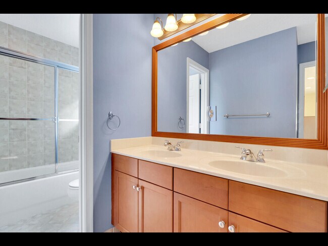 Building Photo - 3043 Hartridge Terrace