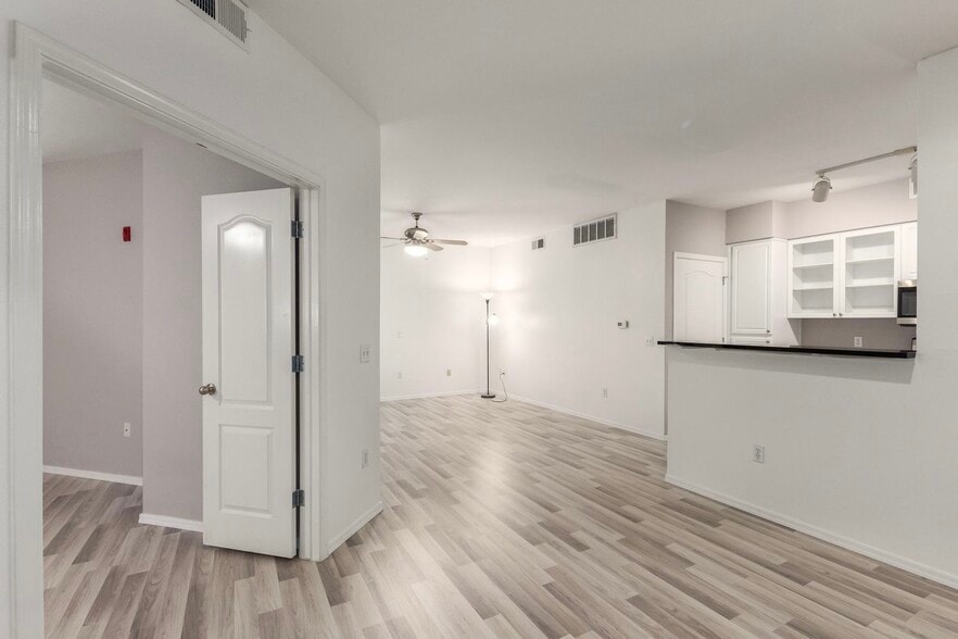 Building Photo - 1701 E Colter St