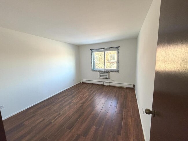 Building Photo - 256 Shorewood Dr