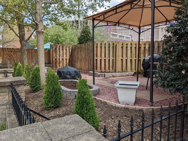 Building Photo - 5832 Pierce St