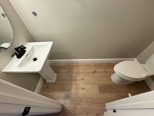 Building Photo - Fully Renovated Townhome | Modern Quartz K...