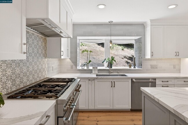 Building Photo - 2324 Saddleback Dr