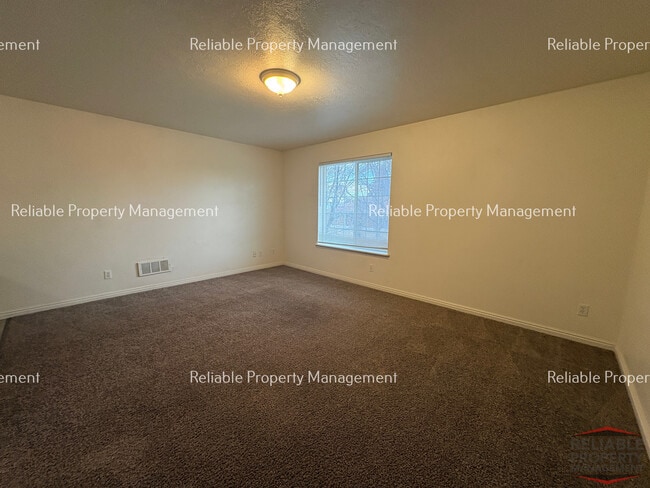 Building Photo - 620 Linden Dr