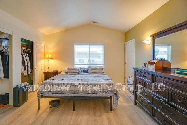 Building Photo - 6001 NE 33rd Cir