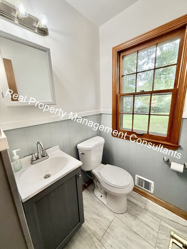 Building Photo - 4 bed | 2.5 bath Home In Shawnee Mission S...