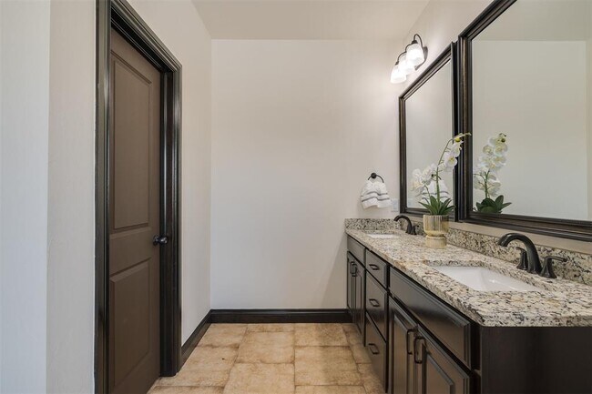 Building Photo - 2313 E Kellan Ct Terrace
