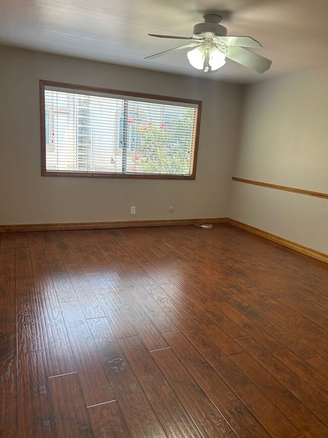 Building Photo - Spacious 2-bedroom with bonus room townhom...