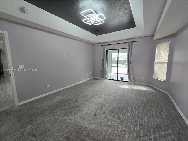 Building Photo - 3401 SW San Benito St