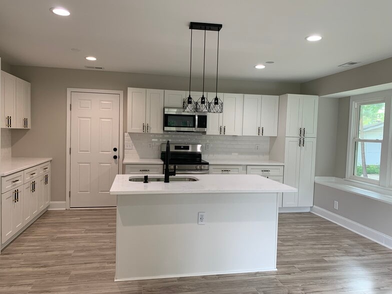 Kitchen (common area) - 2824 Wyncote Dr