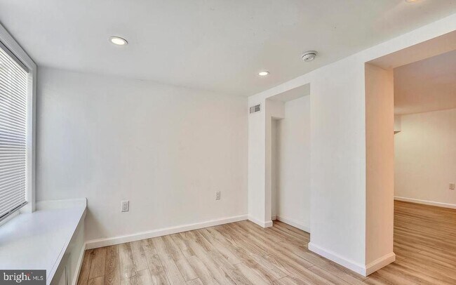 Building Photo - 3422 Roland Ave