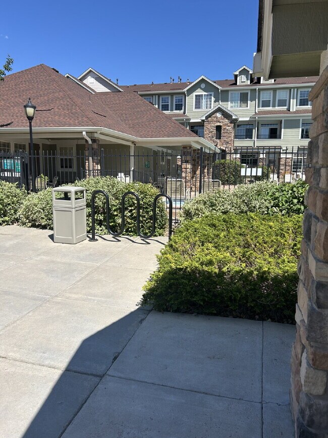 Building Photo - "Spacious 2-Bed, 2-Bath Condo Retreat in T...