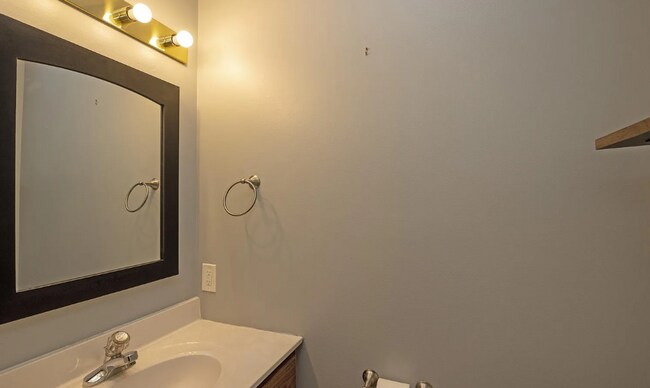 Building Photo - 2 Bedroom Home