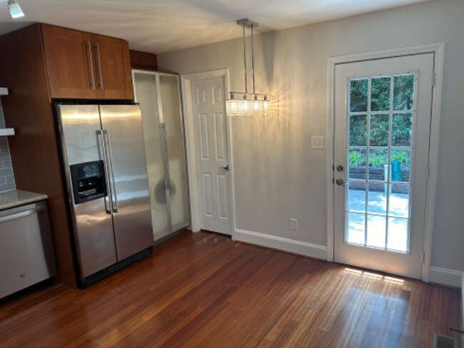 Building Photo - 2528 Noble Rd