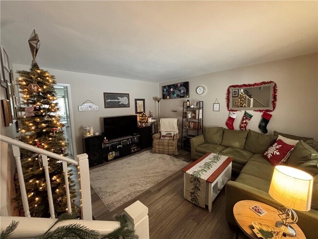 Building Photo - 5835 W Henrietta Rd