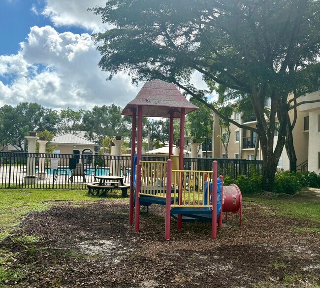 Building Photo - 900 Crestwood Ct S