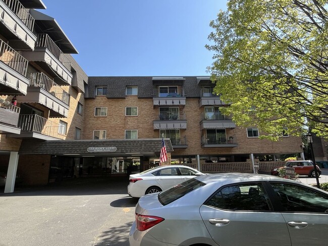 Building Photo - Updated 3 Bed Condo in Myers Park