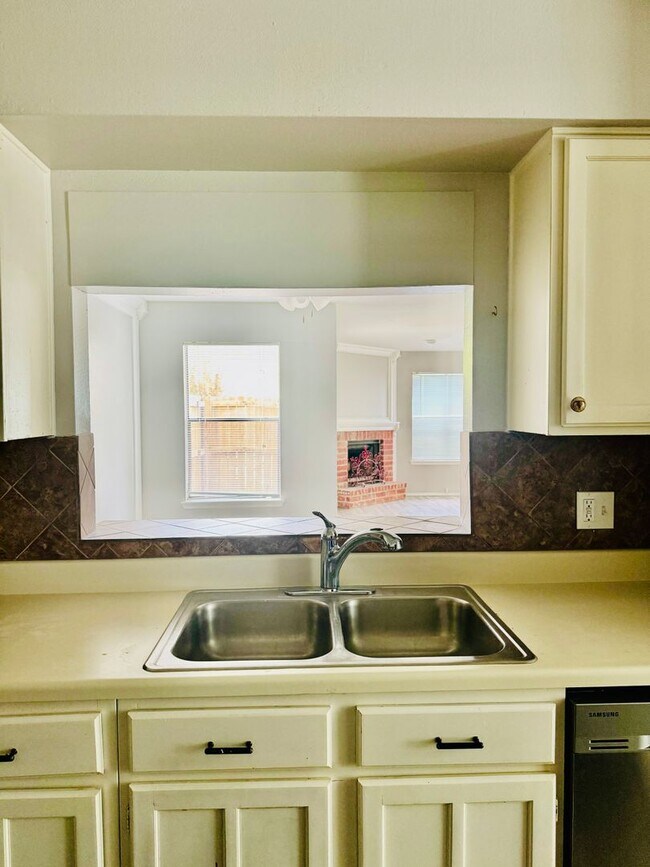 Building Photo - New Rental! 2-Story Townhome in Calallen –...