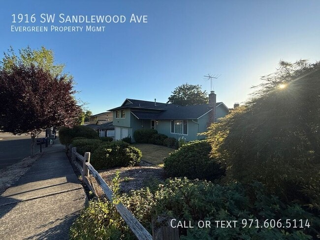 Building Photo - 1916 SW Sandlewood Ave