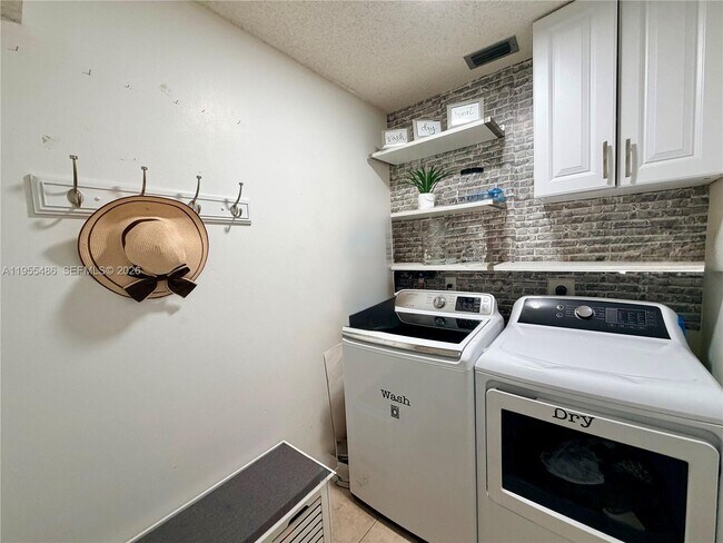 Building Photo - 2865 Begonia Way