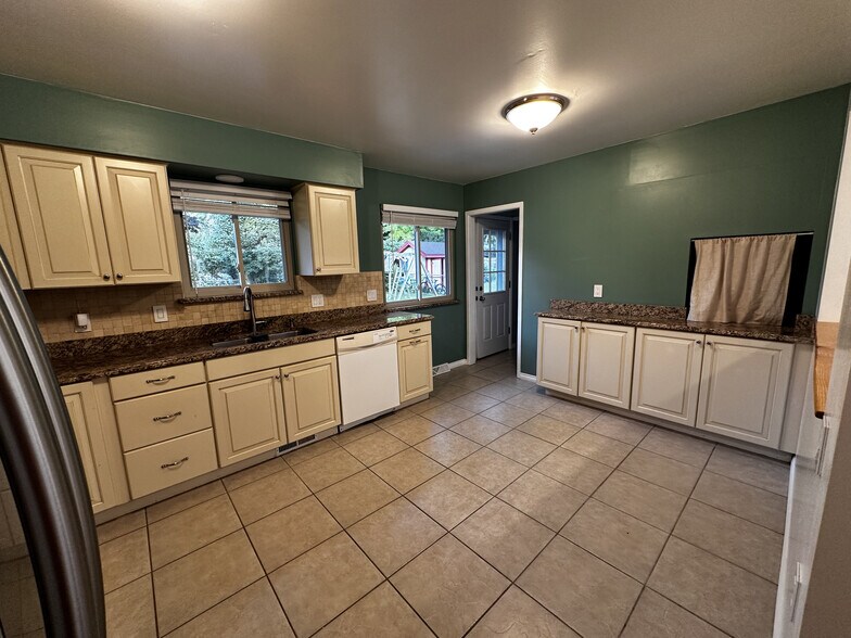 Building Photo - 3589 Knollview Ave