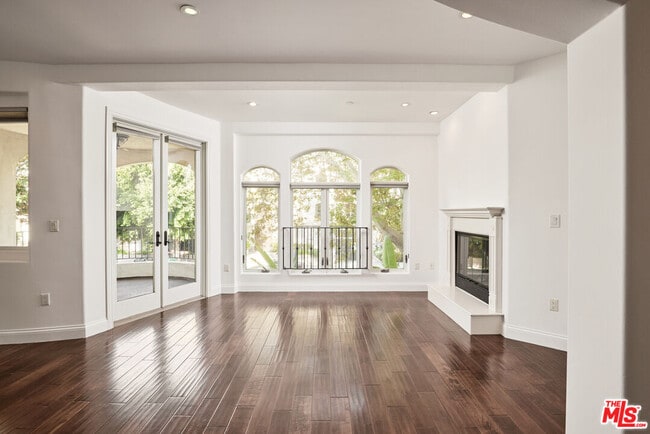 Building Photo - 320 S Swall Dr