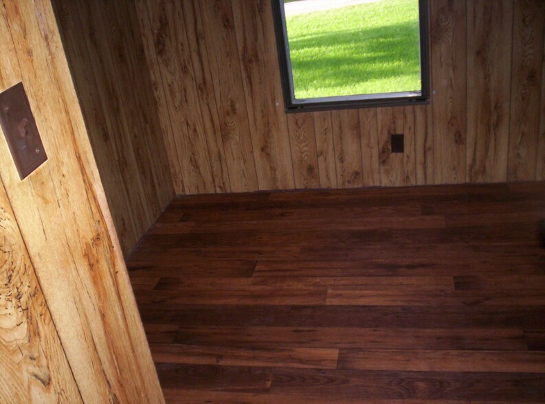 Building Photo - 547 Creekside Dr