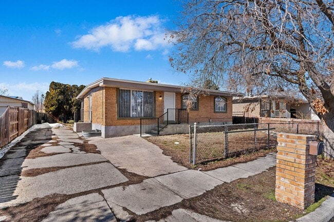 Building Photo - Updated 6 bedroom home is a must see!!
