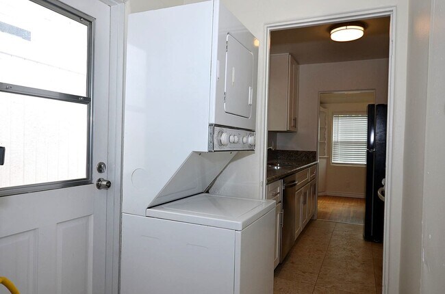 Building Photo - 1Bd/1Ba Home, large back yard. 1 Car garage.
