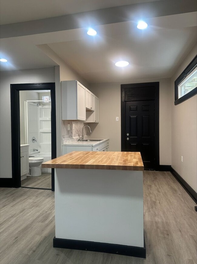 Building Photo - 98-100 N Hague Ave