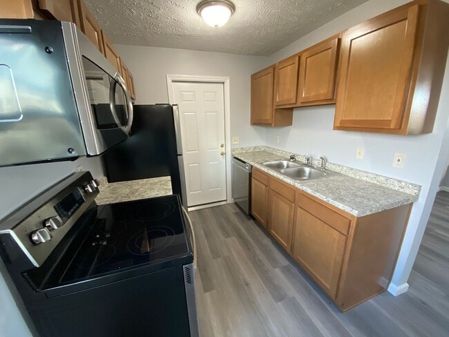 Building Photo - Remodeled 3 Bedroom Townhome