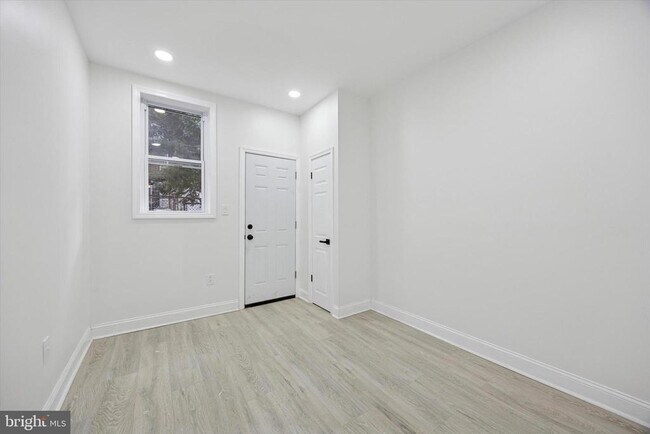 Building Photo - 3241 N Etting St