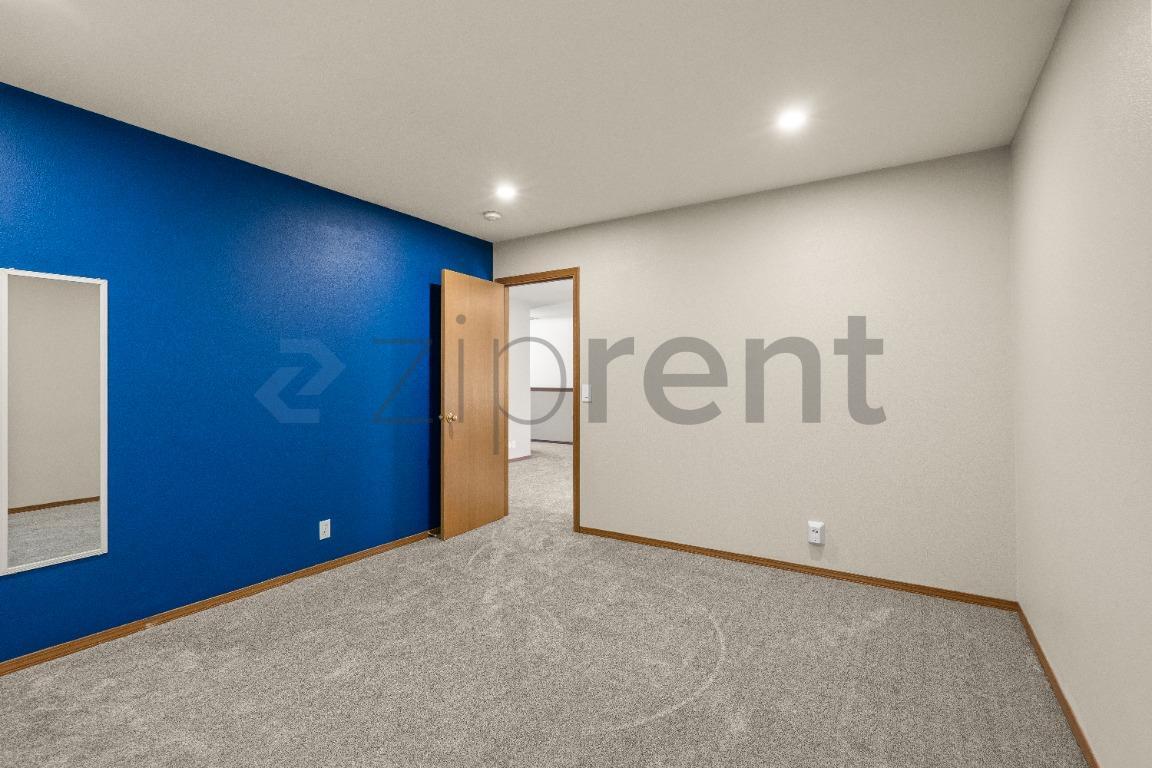 Building Photo - Unit