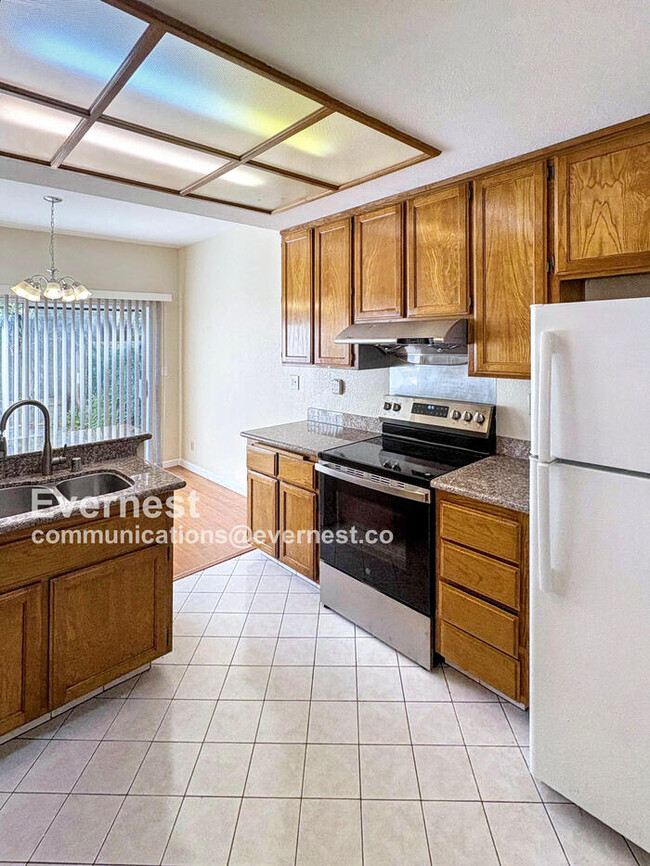Building Photo - 34282 Kenwood Dr