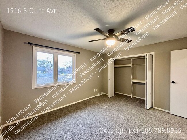 Building Photo - Updated 2 Bedroom 1.5 Bathroom Home with 2...