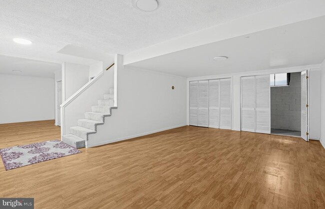 Building Photo - 6401 Wolf Run Hunt Ct