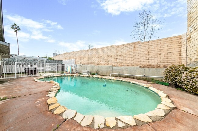 Building Photo - Charming Single-Story 3-Bed Home with Pool in Camarillo