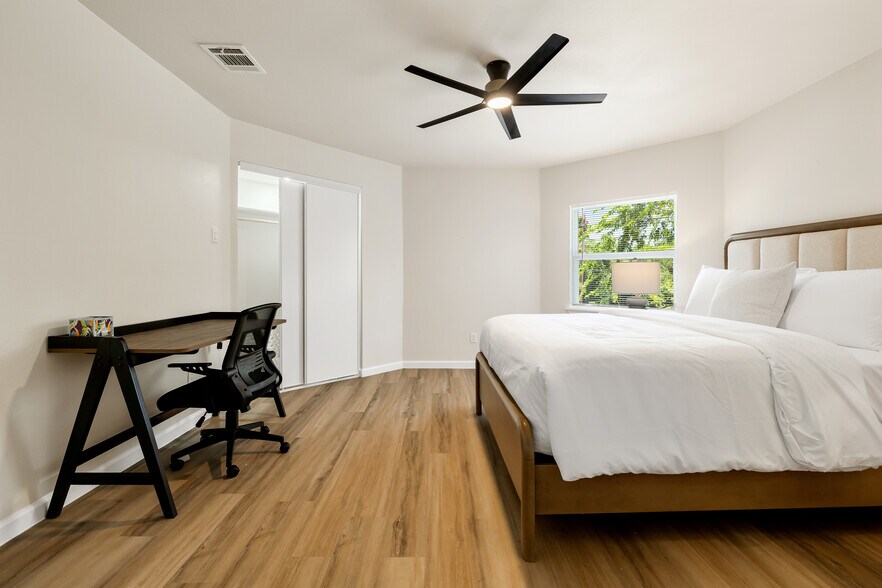 Building Photo - 9690 Fallbrook Dr