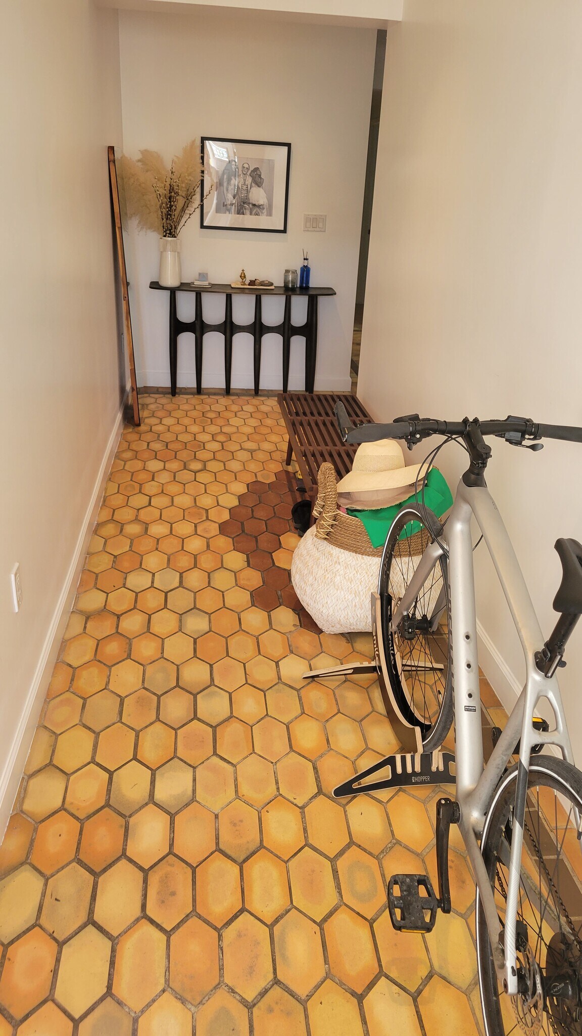 Building Photo - 2800 Pine Tree Dr