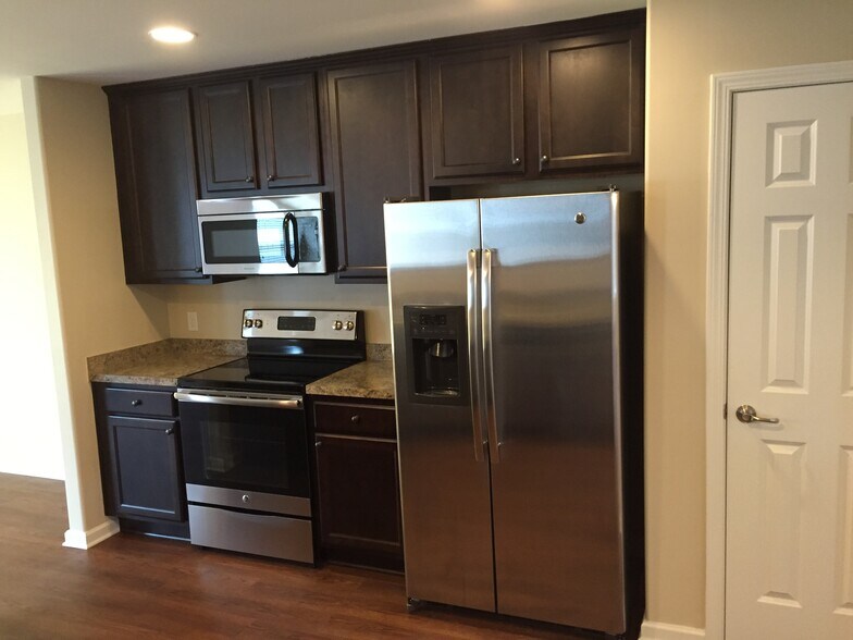 Building Photo - 17 Amber Dr