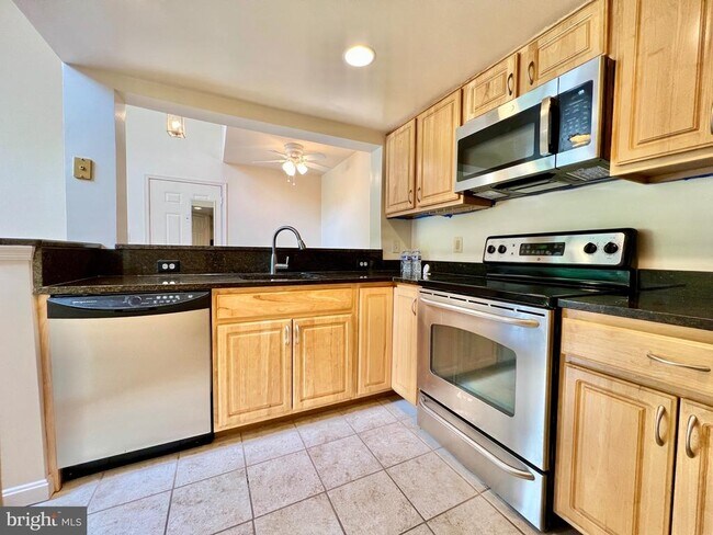 Building Photo - 927 Hillside Lake Terrace