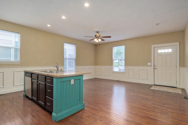 Building Photo - 1046 E Walnut St