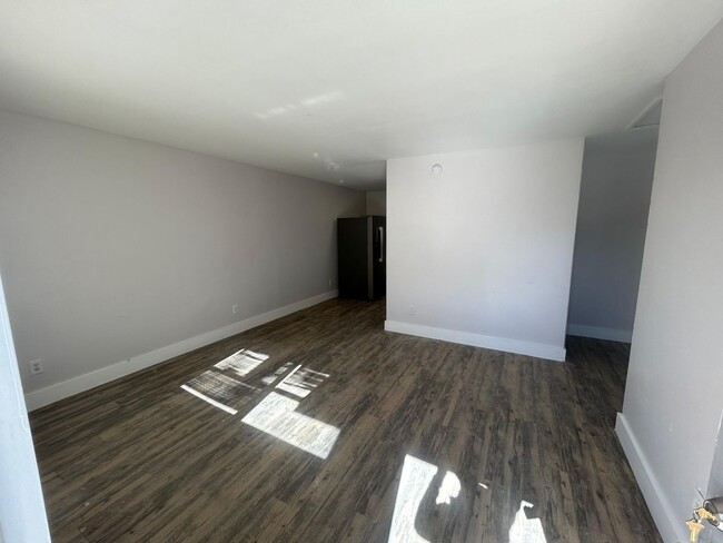 Building Photo - 2/1 updated duplex available now !