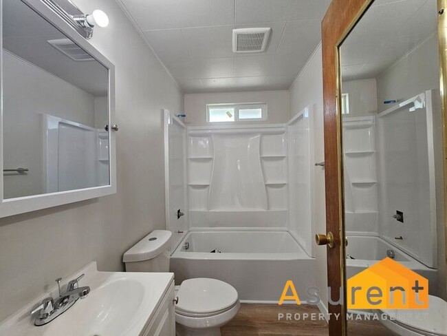 Building Photo - MOVE IN SPECIAL: $500 OFF on First Full Months Rent! Freshly Renovated 2-Bedroom, 1-Bath Duplex i...